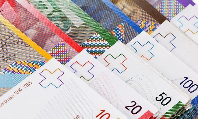 Wie ist es zu erklären, dass die Schweiz, anders als die Länder der Eurozone, Großbritannien und die USA, nur sehr begrenzt unter hohen Teuerungsraten leidet?<span class="copyright"> (C) APA</span>