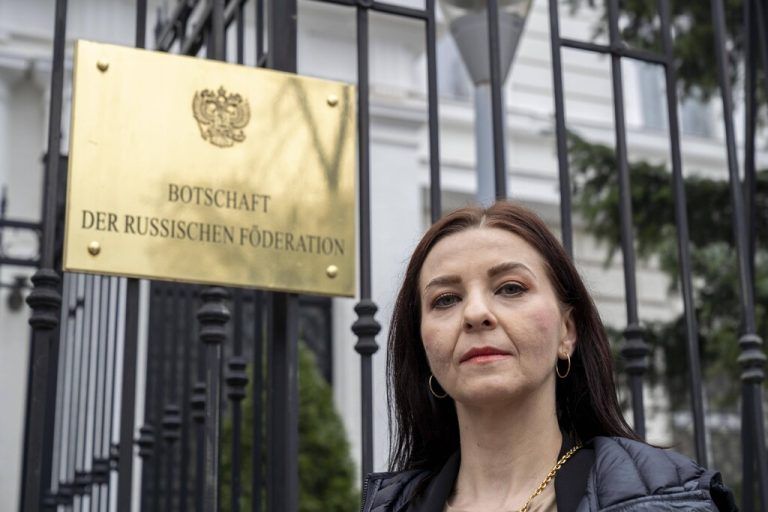Wien, Österreich. 1. März 2024. Ewa Ernst-Dziedzic, außen- und menschenrechtspolitische Sprecherin der Grünen, legt anlässlich des Nawalny-Begräbnisses einen Trauerkranz vor der russischen Botschaft nieder. Vienna *** Vienna, Austria March 1, 2024 Ewa Ernst Dziedzic, foreign affairs and human rights spokeswoman for the Greens, lays a wreath of mourning in front of the Russian embassy in Vienna on the occasion of Navalnys funeral.