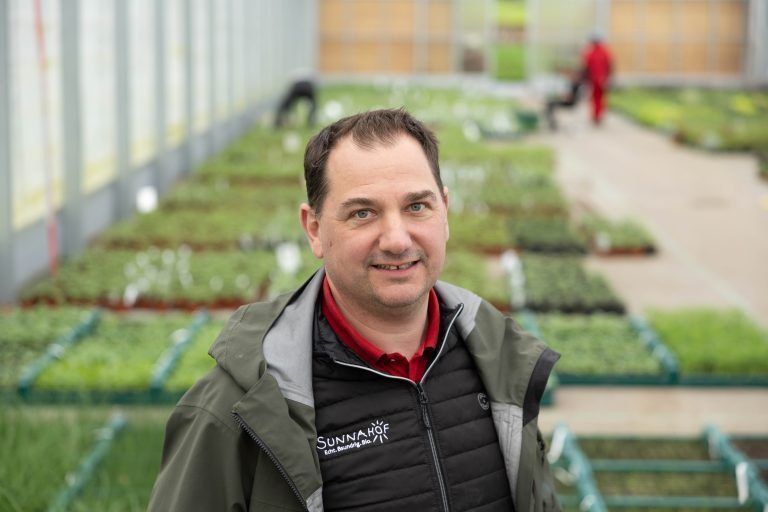 Geschäftsführer Christian Zangerle, den Bereichsleitern, Betreute bei der Arbeit, Übersicht über das Areal