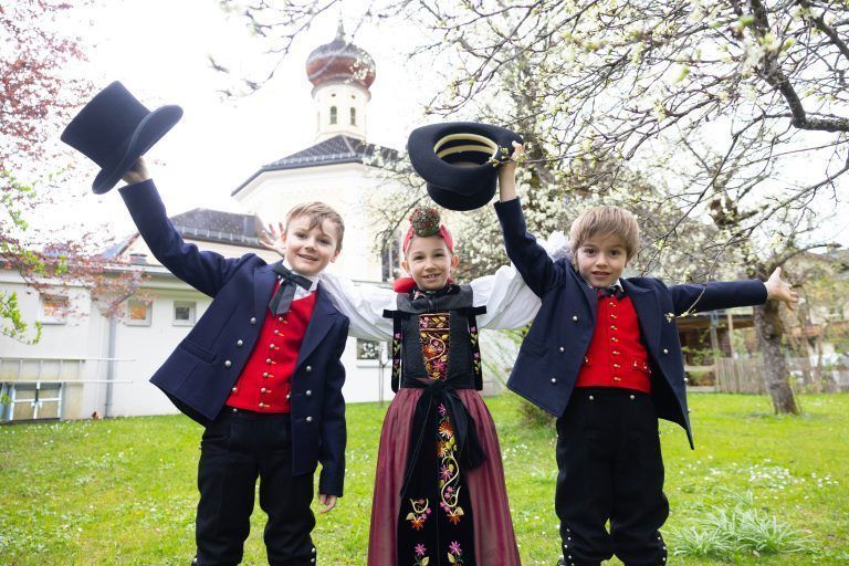 Drei Kinder, die am Ostermontag in Tracht Erstkommunion hatten Titelbild