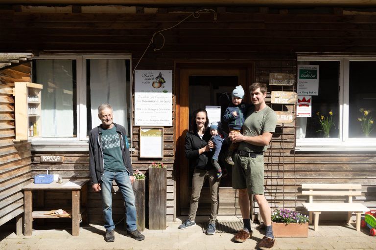 Wir sind bei Familie Meusburger-Flatz. Ich brauche Fotos von der Bauernfamilie, den Tieren, dem Stall, dem Hofladen und dem Käse