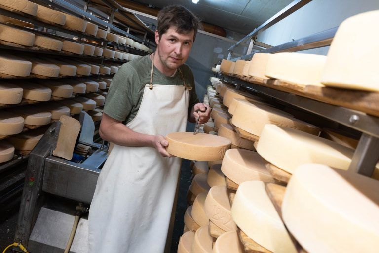 Wir sind bei Familie Meusburger-Flatz. Ich brauche Fotos von der Bauernfamilie, den Tieren, dem Stall, dem Hofladen und dem Käse
