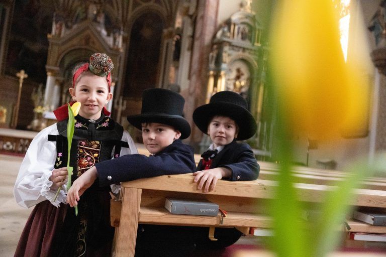 Drei Kinder, die am Ostermontag in Tracht Erstkommunion hatten Titelbild