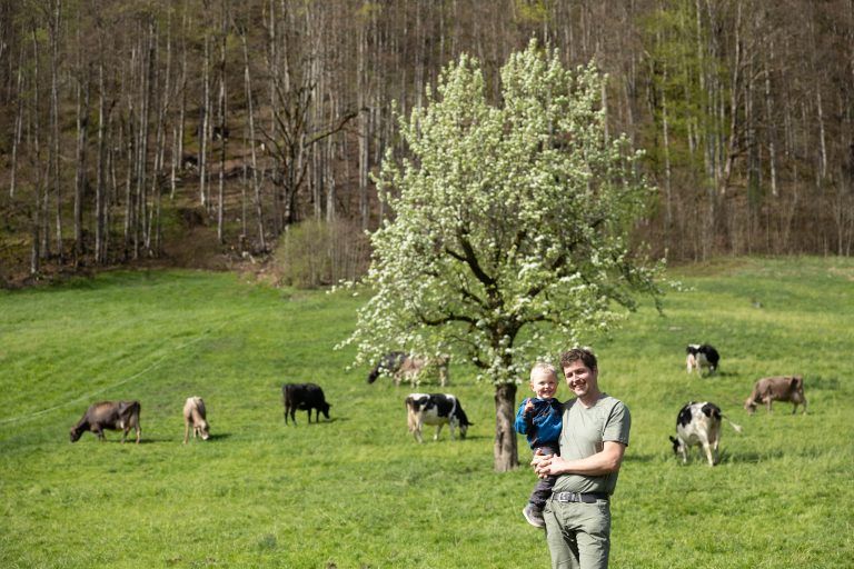 Wir sind bei Familie Meusburger-Flatz. Ich brauche Fotos von der Bauernfamilie, den Tieren, dem Stall, dem Hofladen und dem Käse