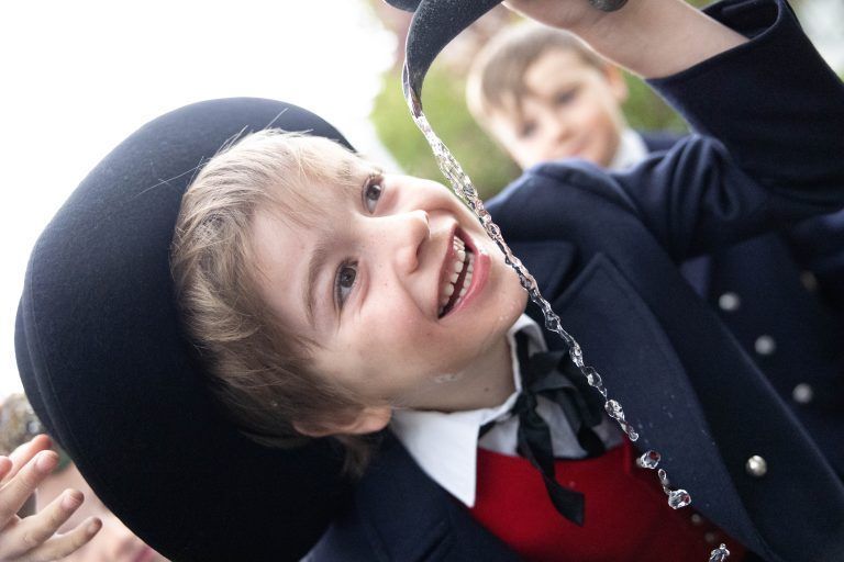 Drei Kinder, die am Ostermontag in Tracht Erstkommunion hatten Titelbild