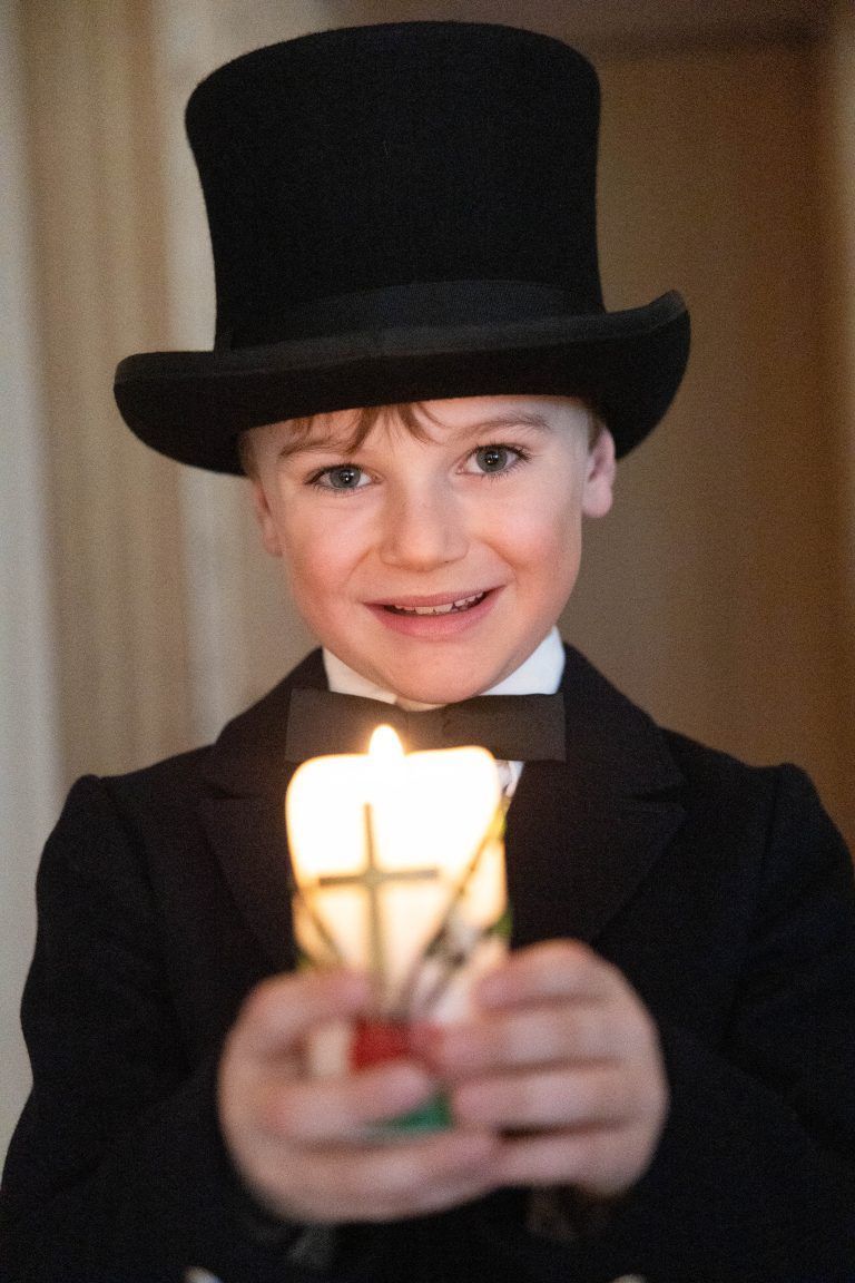 Drei Kinder, die am Ostermontag in Tracht Erstkommunion hatten Titelbild