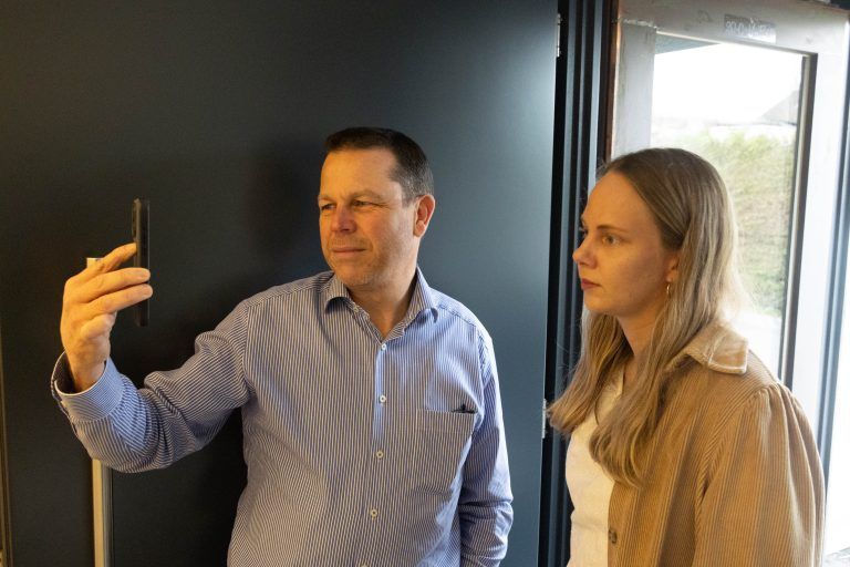 Thomas Guderjahn, von ihm beim Videotelefonieren mit Mitarbeiter aus Kosovo, der nicht bei ihm arbeiten darf.