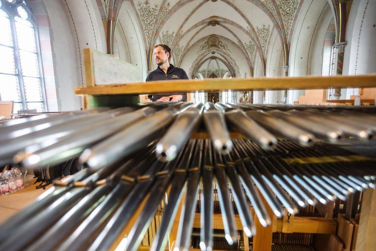 Orgelumbau Schwarzacher Kirche, Orgel wird umgebaut – bitte Bilder vom Umbau und von Michael Fritsch, der die Bauarbeiten leitet
