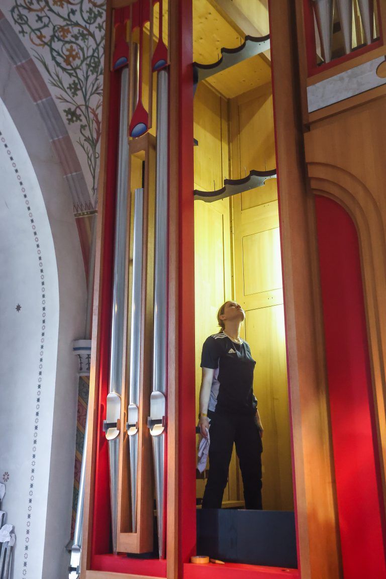 Orgelumbau Schwarzacher Kirche, Orgel wird umgebaut – bitte Bilder vom Umbau und von Michael Fritsch, der die Bauarbeiten leitet