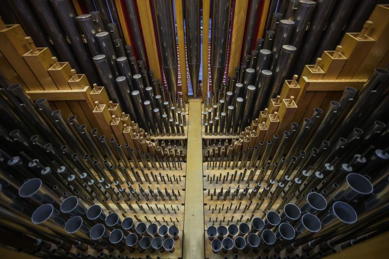 Orgelumbau Schwarzacher Kirche, Orgel wird umgebaut – bitte Bilder vom Umbau und von Michael Fritsch, der die Bauarbeiten leitet