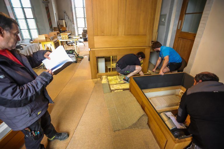 Orgelumbau Schwarzacher Kirche, Orgel wird umgebaut – bitte Bilder vom Umbau und von Michael Fritsch, der die Bauarbeiten leitetOrgelumbau Schwarzacher Kirche, Orgel wird umgebaut – bitte Bilder vom Umbau und von Michael Fritsch, der die Bauarbeiten leitet
