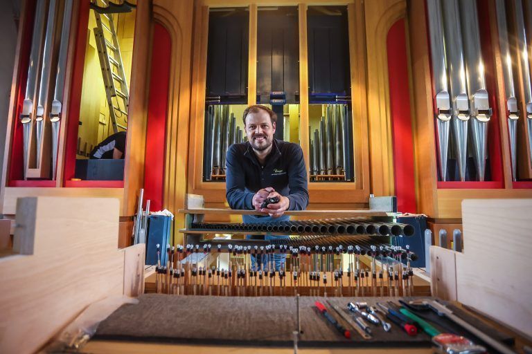 Orgelumbau Schwarzacher Kirche, Orgel wird umgebaut – bitte Bilder vom Umbau und von Michael Fritsch, der die Bauarbeiten leitet