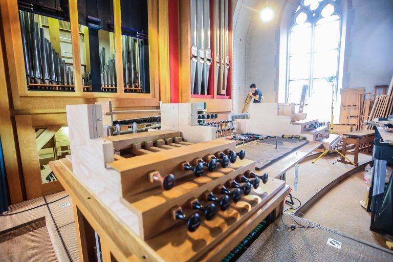 Orgelumbau Schwarzacher Kirche, Orgel wird umgebaut – bitte Bilder vom Umbau und von Michael Fritsch, der die Bauarbeiten leitet