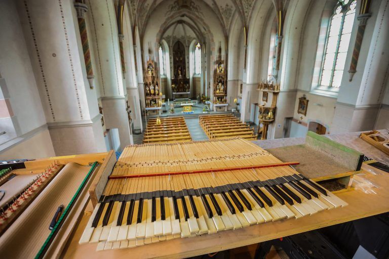 Orgelumbau Schwarzacher Kirche, Orgel wird umgebaut – bitte Bilder vom Umbau und von Michael Fritsch, der die Bauarbeiten leitet