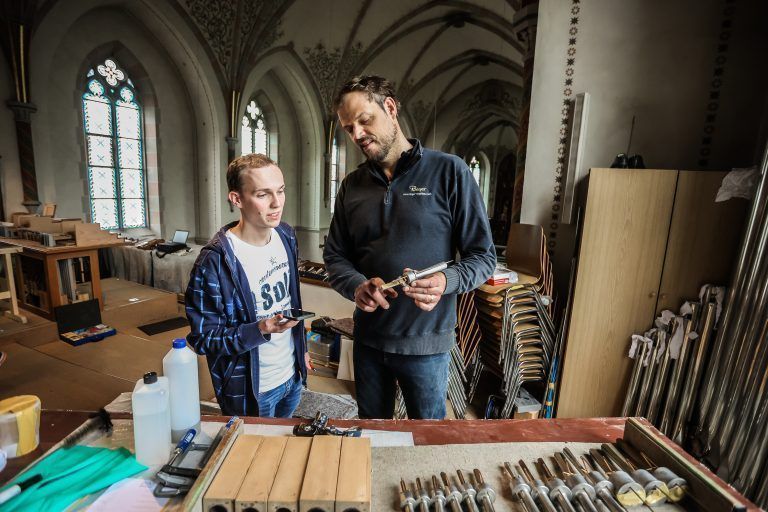 Orgelumbau Schwarzacher Kirche, Orgel wird umgebaut – bitte Bilder vom Umbau und von Michael Fritsch, der die Bauarbeiten leitet