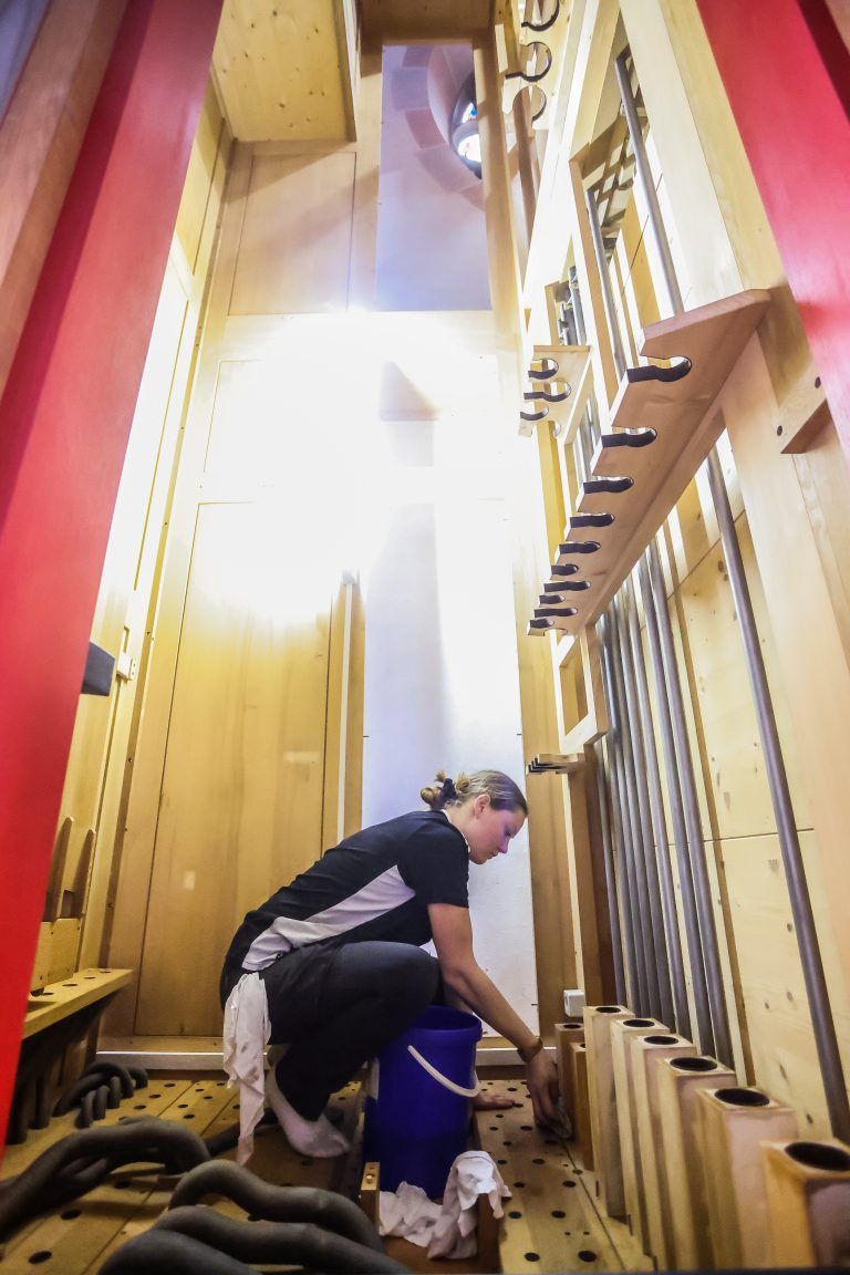 Orgelumbau Schwarzacher Kirche, Orgel wird umgebaut – bitte Bilder vom Umbau und von Michael Fritsch, der die Bauarbeiten leitet