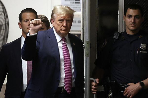 Auftaktplädoyers im Schweigegeld-Prozess gegen Trump