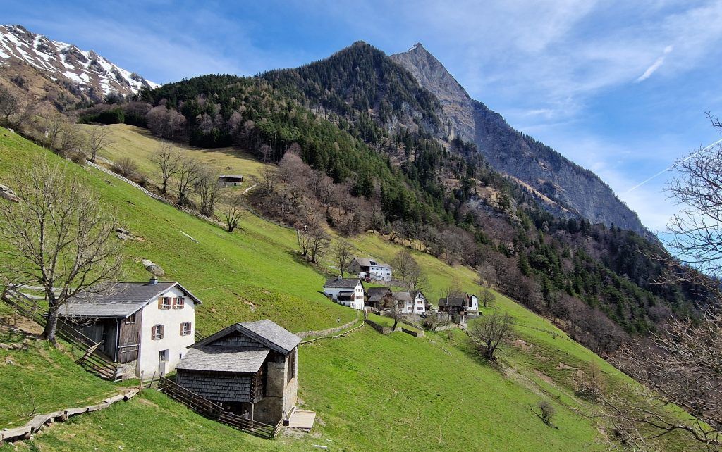 Hinauf zur Siedlung Guscha