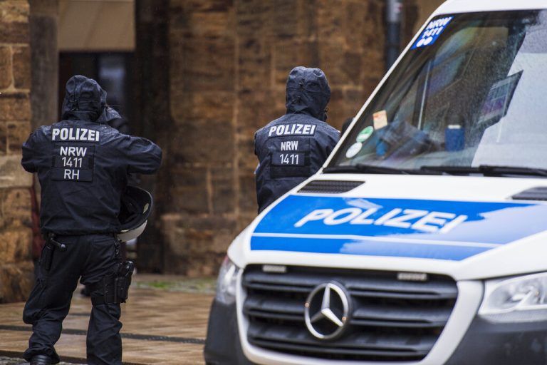 27.10.2023 - Pro Palästina Frieden Demonstration in Minden: Rund 180 Teilnehmer protestieren friedlich. Im Bild: Polizeieinsatzkräfte vor einem Polizeiauto, Polizeiwagen. , Minden Nordrhein-Westfalen Deutschland Innenstadt *** 27 10 2023 Pro Palestine Peace Demonstration in Minden Around 180 participants protest peacefully In the picture police forces in front of a police car, police car , Minden North Rhine Westphalia Germany city center