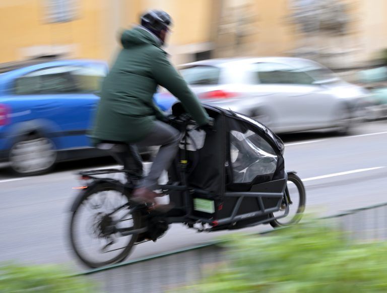 ABD0002_20240107 – WIEN – STERREICH: ++ THEMENBILD ++ Illustration zum Thema “Lastenfahrrad / Lastenrad / Lastenradfahrer / Lastenfahrradfahrer”. Im Bild: Eine Person fhrt am Freitag, 5. Jnner 2024, auf einem Lastenfahrrad, in Wien. In den vergangenen drei Jahren sind an die zehntausend neue Lastenfahrrder auf Stra§en sterreichs gekommen. Das Klimaministerium frderte seit 2020 rund 8.000 […]