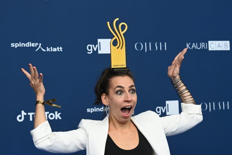 ABD0008_20200912 – BERLIN – DEUTSCHLAND: 11.09.2020, Berlin: Die Schauspielerin Carol Schuler jongliert nach der Verleihung des Deutschen Schauspielpreis ihre Auszeichnung auf dem Kopf. Die Auszeichnung wird seit 2012 vom Bundesverband Schauspiel (BFFS) verliehen. Foto: Jens Kalaene/dpa-Zentralbild/dpa +++ dpa-Bildfunk +++. – FOTO: APA/dpa-Zentralbild/Jens Kalaene
