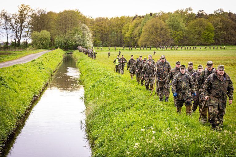 ABD0008_20240429 – GRPEL – DEUTSCHLAND: 28.04.2024, Niedersachsen, Grpel: Soldaten der Bundeswehr gehen an einem Feld entlang, vorbei an einem Graben. Der sechs Jahre alte Arian aus Elm wird weiter vermisst. Die Suche nach ihm geht weiter. Foto: Moritz Frankenberg/dpa +++ dpa-Bildfunk +++. – FOTO: APA/dpa/Moritz Frankenberg