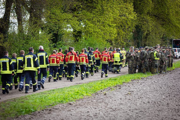 ABD0011_20240429 – GRPEL – DEUTSCHLAND: 28.04.2024, Niedersachsen, Grpel: Einsatzkrfte der Feuerwehr und Soldaten der Bundeswehr sammeln sich an einem Weg um in der Folge ein Feld abzusuchen. Der sechs Jahre alte Arian aus Elm wird weiter vermisst. Die Suche nach ihm geht weiter. Foto: Moritz Frankenberg/dpa +++ dpa-Bildfunk +++. – FOTO: APA/dpa/Moritz Frankenberg