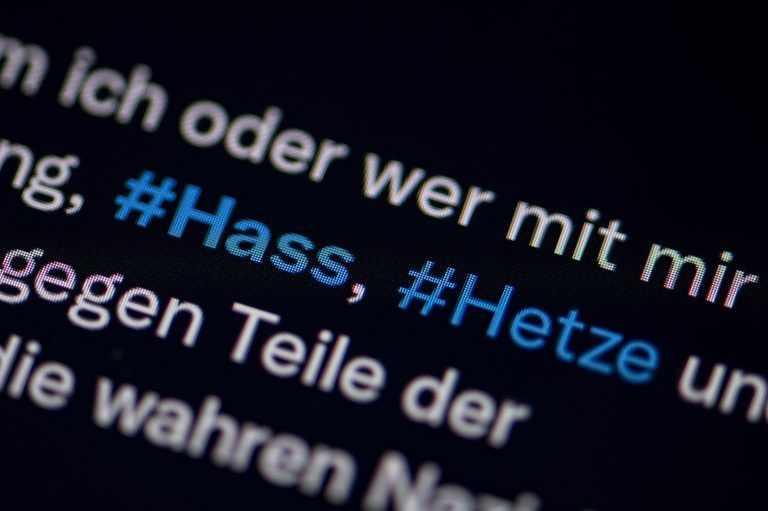 ABD0014_20240323 – BERLIN – DEUTSCHLAND: SYMBOLBILD – 20.01.2022, Berlin: Auf dem Bildschirm eines Smartphones sieht man die Hashtags Hass und Hetze in einem Twitter-Post. (zu dpa: ÇStaatsanwaltschaft: Deutlich mehr Flle von HasskriminalittÈ) Foto: Fabian Sommer/dpa +++ dpa-Bildfunk +++. – FOTO: APA/dpa/Fabian Sommer