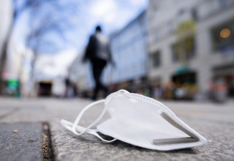 ABD0030_20220415 – WIEN – STERREICH: ZU APA0104 VOM 15.4.2022 – ++ THEMENBILD ++ Illustration zu den Themen Lockerung der Maskenpfilcht / Handel / Einkaufsstrasse. Im Bild: Eine FFP2-Maske auf einer Stra§e in Wien, am Freitag, 15. April 2022. Ma§nahmen-Lockerungen treten am Samstag in Kraft – u.a. 2G-Regeln in der Gastronomie fallen, FFP2-Maskenpflicht nur noch im […]