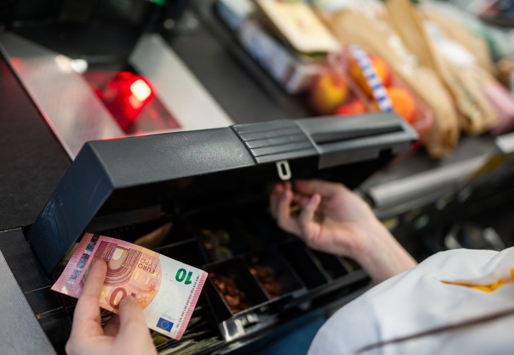 Skandal im Supermarkt: Kassiererin erschlich sich 24.000 Euro