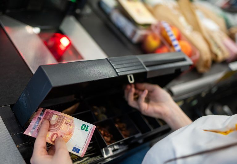 ABD0030_20231004 – WIEN – STERREICH: ++ THEMENBILD ++ Illustration zu den Themen Supermarkt / Lebensmittel / Handel / Warenkorb / Teuerung / Inflation, aufgenommen am Montag, 03. Oktober 2023, in einem Supermarkt in Wien. Im Bild: Eine Angestellte beim kassieren an der Kassa des Supermarkts. – FOTO: APA/GEORG HOCHMUTH