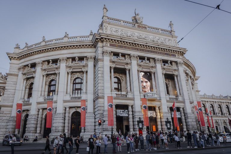 ABD0030_20240407 – WIEN – STERREICH: ++ HANDOUT ++ ZU APA0027 VOM 7.4.2024 – Zehn vermeintliche Naziflaggen “zieren” seit dem gestrigen Samstagabend, 6. April 2024 das Wiener Burgtheater: Mit einem Zapfenstreich wurden die Banner enthllt, in deren Mitte aber das Konterfei einer Deutschen Dogge das Hakenkreuz ersetzt. Immerhin lautete der Name des 1998 verstorbenen Tieres “Hitler” […]