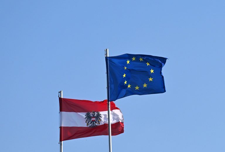 ABD0038_20240315 – WIEN –
STERREICH: ++ THEMENBILD ++ Illustration zum Thema EU / EU-Fahne / EU-Flagge / EU-Wahl. Im Bild: Die EU-Flagge am Dach der Prsidentschaftskanzlei in Wien aufgenommen am Mittwoch, 6. Mrz 2024, in Wien. Die EU-Wahl findet am 9. Juni 2024 statt. – FOTO: APA/HELMUT FOHRINGER – pool2024