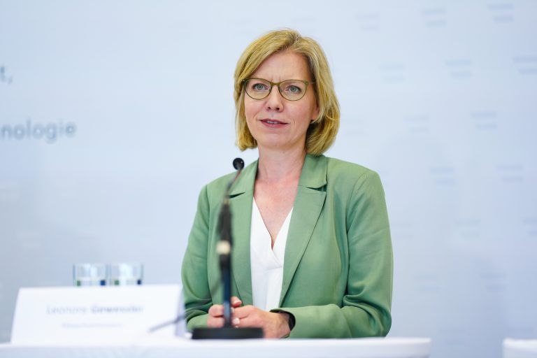 ABD0042_20240408 – WIEN – STERREICH: Energieministerin Leonore Gewessler (GRNE) im Rahmen der Pressekonferenz Austrian Power Grid AG (APG), Austrian Gas Grid Management (AGGM) “Ausbauplan der Infrastruktur fr die Energiewende”, am Montag, 08. April 2024, in Wien. – FOTO: APA/EVA MANHART