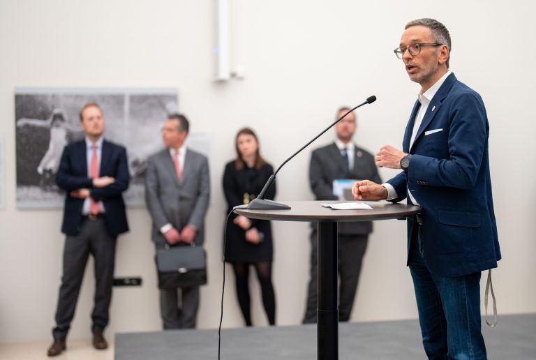 ABD0069_20240411 – WIEN –
STERREICH: Der als Auskunftsperson geladene FP
-Bundesparteichef Herbert Kickl am Donnerstag, 11. April 2024, whrend seines Statements im Rahmen des U-Ausschusses zum “Rot-Blauen Machtmissbrauch” im Parlament in Wien. – FOTO: APA/GEORG HOCHMUTH