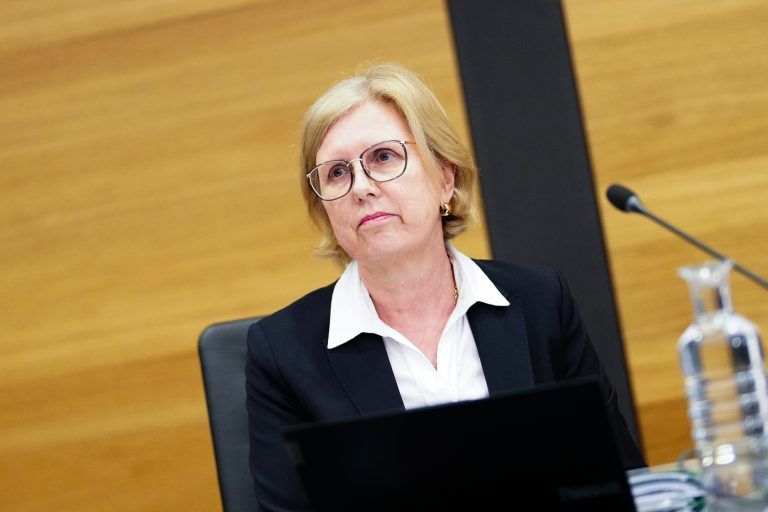 ABD0077_20240410 – WIEN –
STERREICH: RH-Prsidentin Margit Kraker im Rahmen des U-Ausschuss zum “Rot-Blauen Machtmissbrauch?, am Mittwoch, 10. April 2024, in Wien. – FOTO: APA/EVA MANHART