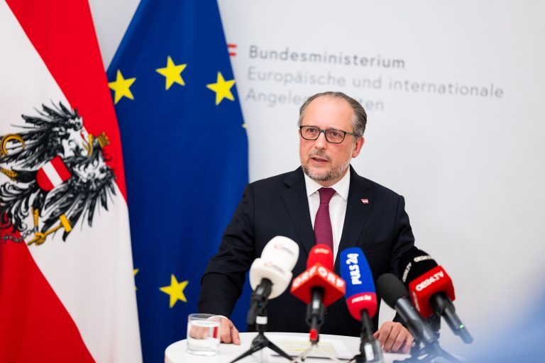 ABD0079_20240414 – WIEN – STERREICH: ++ HANDOUT ++ Au§enminister Alexander Schallenberg (VP) im Rahmen eines Statements zu den aktuellen Entwicklungen nach dem iranischen Angriff auf Israel am Sonntag, 14. April 2024, in Wien. – FOTO: APA/BMEIA/MICHAEL GRUBER – ++ WIR WEISEN AUSDRCKLICH DARAUF HIN, DASS EINE VERWENDUNG DES BILDES AUS MEDIEN- UND/ODER URHEBERRECHTLICHEN GRNDEN AUSSCHLIESSLICH […]
