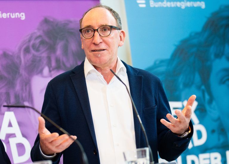 ABD0104_20240408 – WIEN –
STERREICH: Sozialminister Johannes Rauch am Montag, 08. April 2024, im Rahmen einer PK zu Thema “Kinderschutzkampagne der Bundesregierung” in Wien. – FOTO: APA/GEORG HOCHMUTH