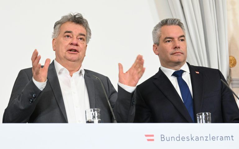 ABD0113_20240306 – WIEN –
STERREICH: Vizekanzler Werner Kogler (Grne) und Bundeskanzler Karl Nehammer (
VP) am Mittwoch, 6. Mrz 2024, anl. einer Sitzung des Ministerrates im Bundeskanzleramt in Wien. – FOTO: APA/HELMUT FOHRINGER