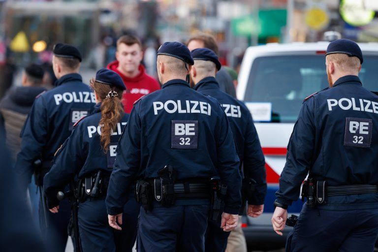 ABD0129_20240318 – WIEN –
STERREICH: ++ THEMENBILD ++ Polizisten imn Rahmen eines Medientermins der Landespolizeidirektion Wien “Schwerpunktaktion der Wiener Polizei in Wien-Favoriten” aam Montag, 18. Mrz 2024, am Reumannplatz in Wien. – FOTO: APA/FLORIAN WIESER