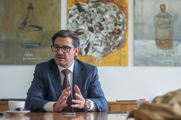 Im Gespräch Wilhelm Klagian, Portrait für Samstagsinterview, Gesprächsbild mit Hanna Reiner und Andreas Scalet, Portrait