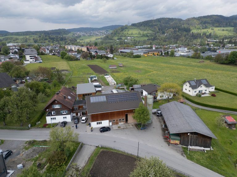 Marion und Bertram Schmid. Sie haben den Hof von Bertrams Eltern übernommen und von Milchvieh- auf Mutterkuhhaltung umgestell