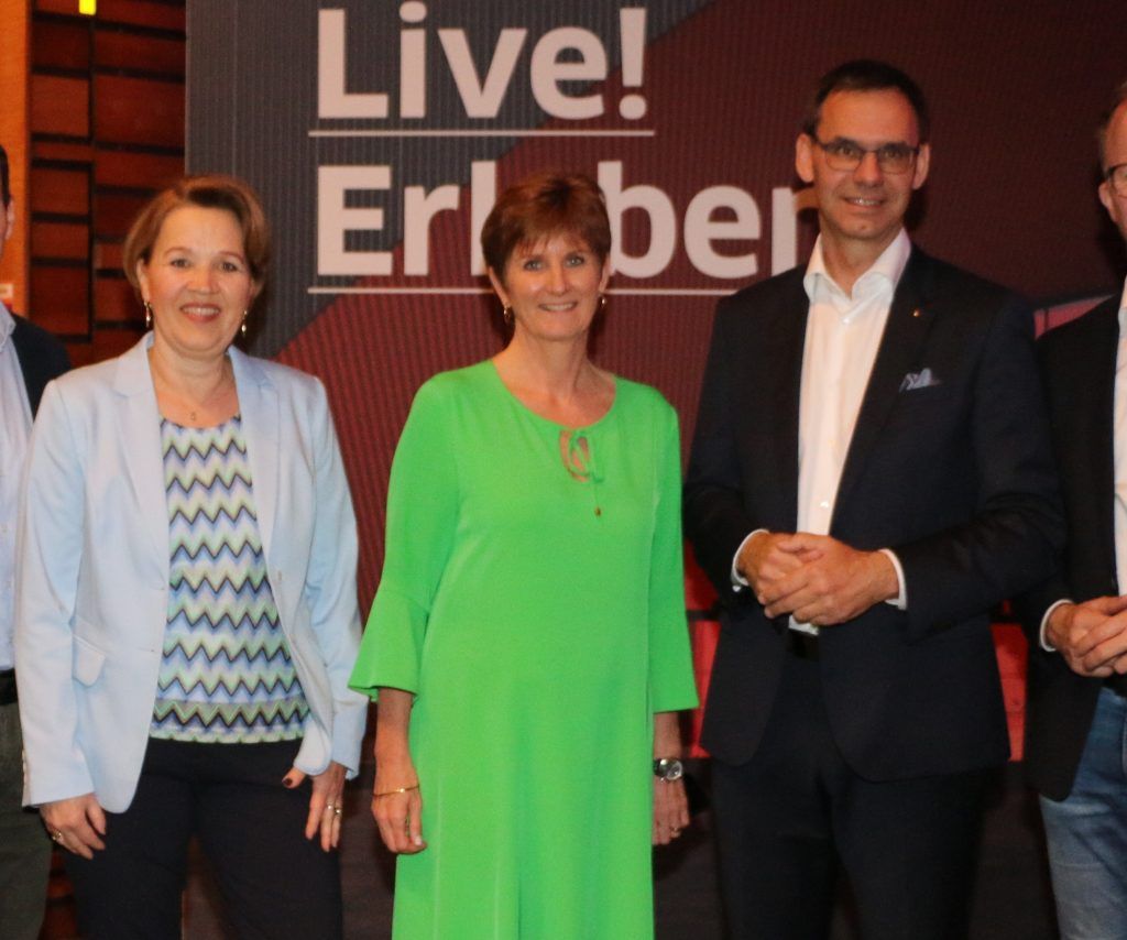 In Scharen kamen sie zur „Schau!“