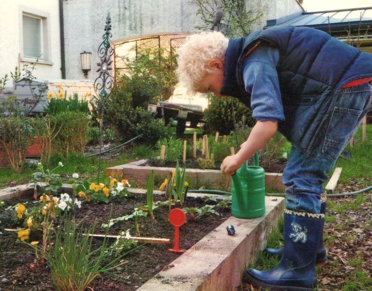 WG: Fotos: Christine Moosmann-Hämmerle, Kind am Gärtnern, Garten, Kinder