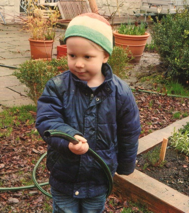 WG: Fotos: Christine Moosmann-Hämmerle, Kind am Gärtnern, Garten, Kinder