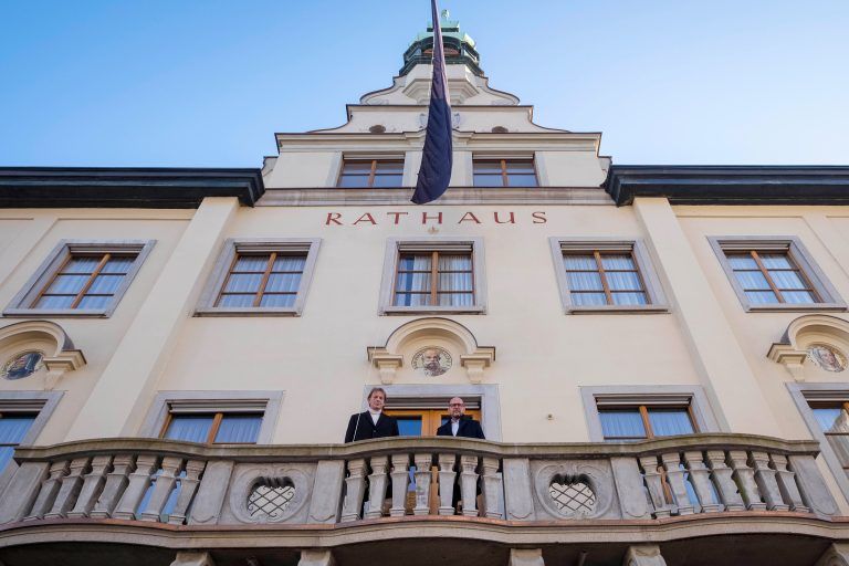 Schwarze Fahne Rathaus