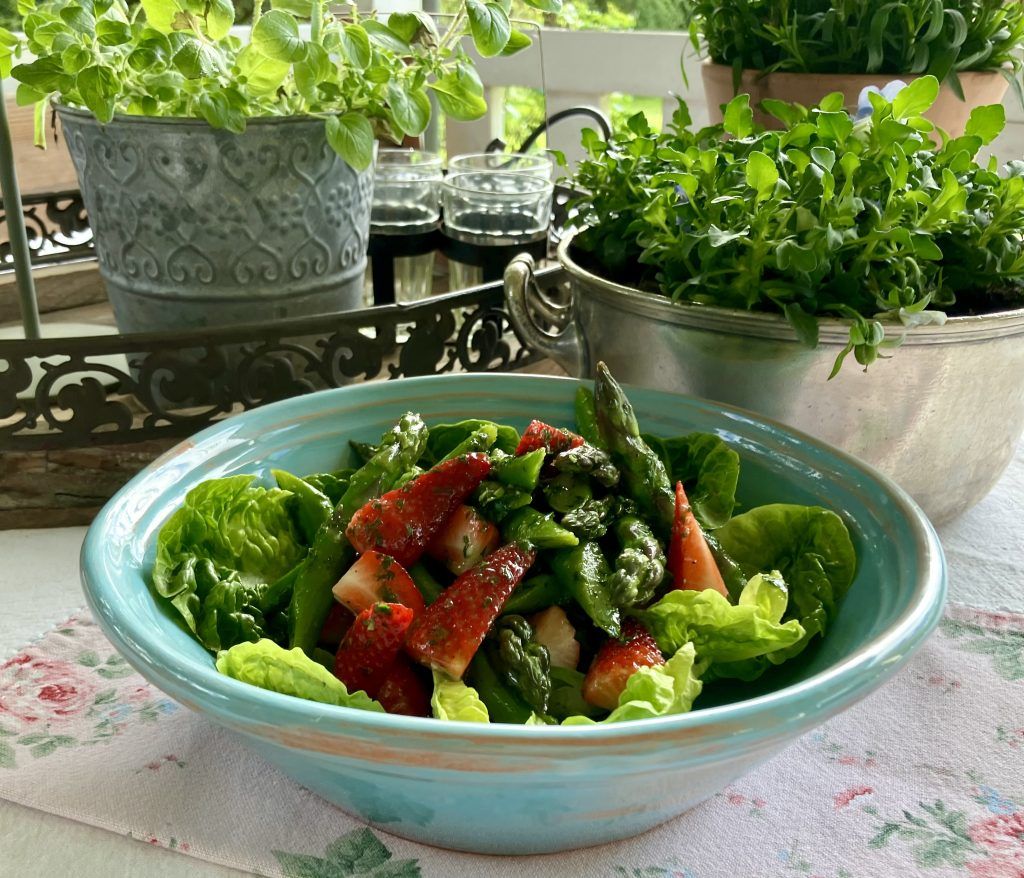 Grüner Spargelsalat mit Erdbeeren