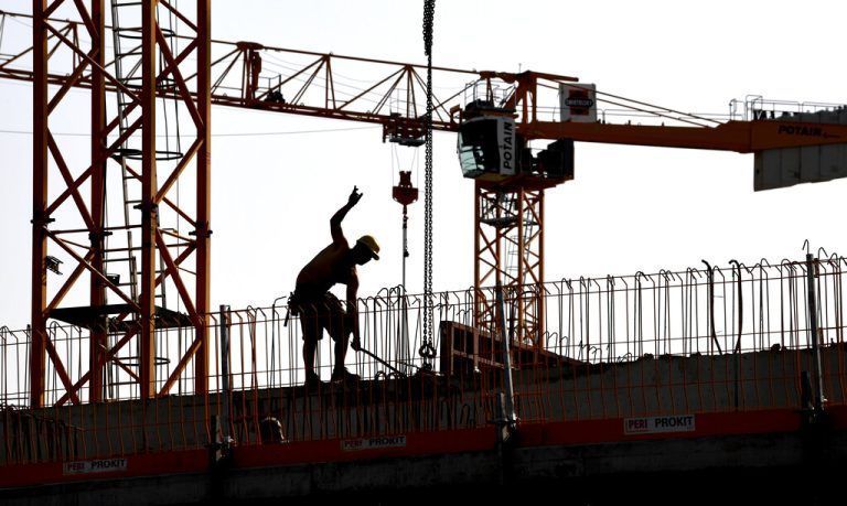 ABD0018_20180724 - WIEN - ÖSTERREICH: ++ THEMENBILD ++ Illustration zu den Themen Bau/Arbeit/Arbeitszeit/Beschäftigung. Im Bild: Ein Arbeiter und Kräne auf einer Baustelle in Wien, aufgenommen am Montag 23. Juli 2018. - FOTO: APA/HARALD SCHNEIDER,sujet