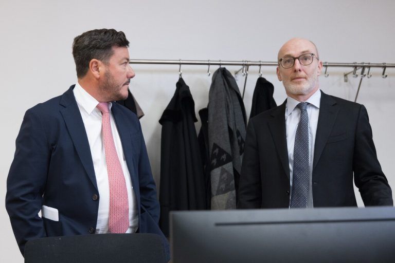 ABD0053_20240424 - INNSBRUCK - ÖSTERREICH: v.l. Rene Benko, Anwalt Georg Eckert am Mittwoch 24. April 2024 während der Signa - Prüfungstagsatzung im Konkursverfahren gegen Signa-Gründer Rene Benko in Innsbruck. - FOTO: APA/EXPA/JOHANN GRODER