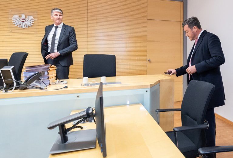 ABD0054_20240424 - INNSBRUCK - ÖSTERREICH: v.l. Insolvenzrichter Hannes Seiser, Rene Benko am Mittwoch 24. April 2024 während der Signa - Prüfungstagsatzung im Konkursverfahren gegen Signa-Gründer Rene Benko in Innsbruck. - FOTO: APA/EXPA/JOHANN GRODER